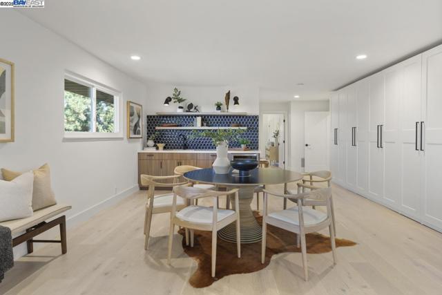 10336 Greenview Dr, Oakland CA: https://media.crmls.org/mediaz/107d61f5-1edd-4cdd-ae9e-830932f335a1.jpg
