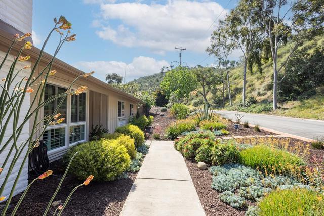 Detail Gallery Image 4 of 53 For 5627 Yerba Anita, San Diego,  CA 92115 - 4 Beds | 2 Baths