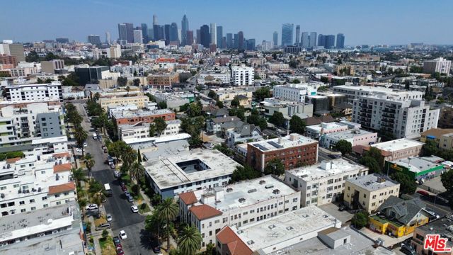 2910 Leeward Avenue, Los Angeles CA: https://media.crmls.org/mediaz/107e2a88-b883-4128-9068-70c5829b8447.jpg