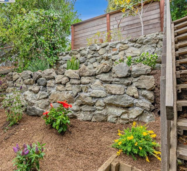 1106 Besito Ave, Berkeley CA: https://media.crmls.org/mediaz/107e31d2-f4ab-4245-a930-e5e987350280.jpg