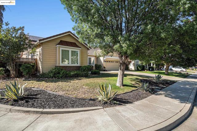 1839 Elizabeth Way, Brentwood CA: https://media.crmls.org/mediaz/107e3d07-e9a9-414b-ae38-62ac74ae84cc.jpg