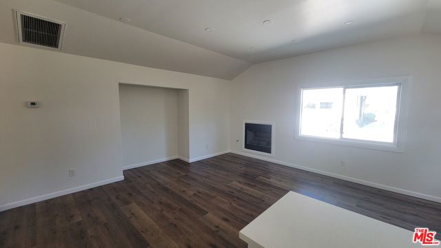 7467 N Forbes Avenue, Lake Balboa CA: https://media.crmls.org/mediaz/107e83f0-788e-48c4-960e-54594c344427.jpg
