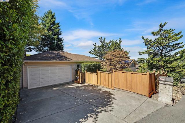 2863 Burton Dr, Oakland CA: https://media.crmls.org/mediaz/107fbcee-8e7b-4b83-9d91-b78fcfa44234.jpg