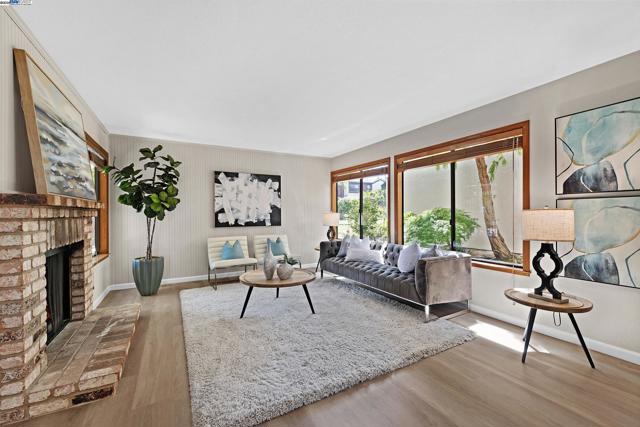 1014 Ironwood Rd, Alameda CA: https://media.crmls.org/mediaz/10806de3-74ff-42f2-a767-d23f87831ca9.jpg