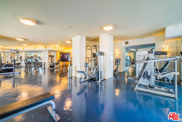 13700 Marina Pointe Drive, Marina del Rey CA: https://media.crmls.org/mediaz/10821aeb-15a8-42e6-9c66-ec2f5487af16.jpg