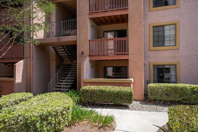 12015 Alta Carmel Ct, San Diego CA: https://media.crmls.org/mediaz/10821cc8-53b2-420d-9c4d-2aec4bab2b49.jpg