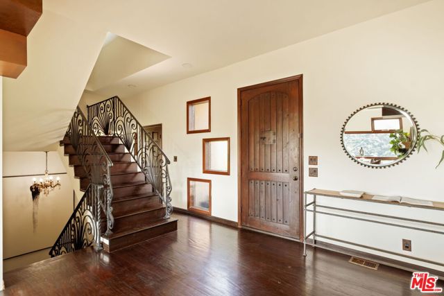 2125 Kew Drive, Los Angeles CA: https://media.crmls.org/mediaz/108226d6-4955-43a7-96ce-a86561089930.jpg