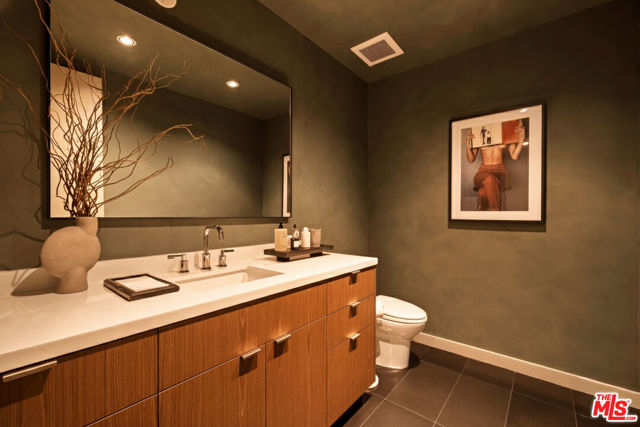 928 N Croft Avenue, Los Angeles CA: https://media.crmls.org/mediaz/10829fb2-d377-44a6-8ca2-6a8c28d95d06.jpg