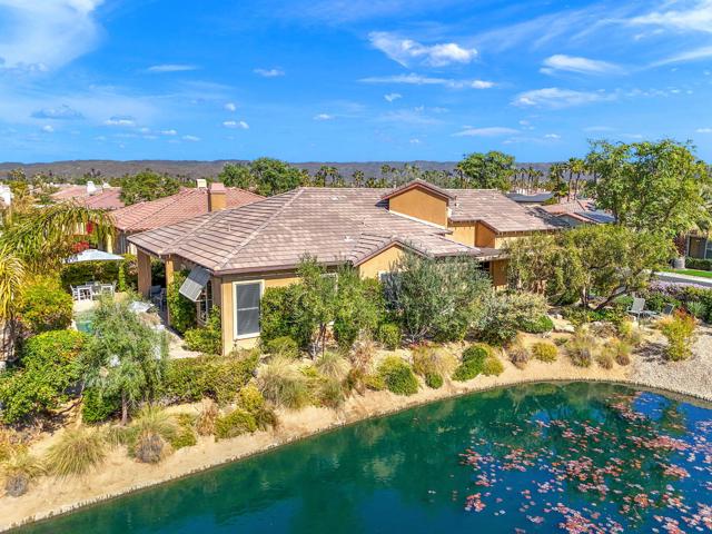 37 Shoreline Drive, Rancho Mirage CA: https://media.crmls.org/mediaz/1082a420-044c-494f-96d6-8b1940a2a9e8.jpg