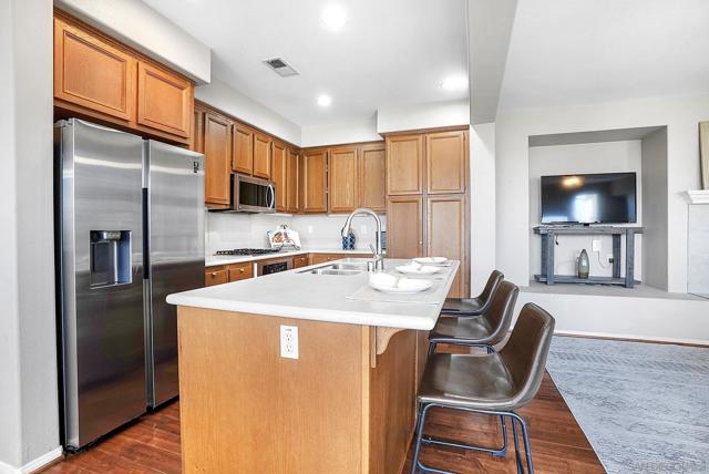 1670 Grasshopper Ln, Chula Vista CA: https://media.crmls.org/mediaz/1083b1cf-f21b-42b2-948a-325b1a31b603.jpg