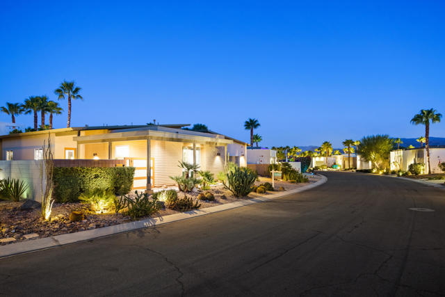 562 Skylar Lane, Palm Springs CA: https://media.crmls.org/mediaz/1083f876-dad1-47a0-9f11-eba2c46a4888.jpg