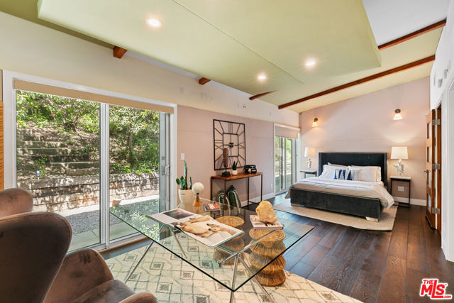 1470 N Tigertail Road, Los Angeles CA: https://media.crmls.org/mediaz/10840e05-644b-4c94-9d44-dbed35d07974.jpg