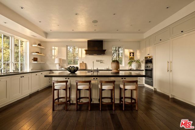 1319 Amalfi Drive, Pacific Palisades CA: https://media.crmls.org/mediaz/10853572-3371-4b6a-af3b-0a691db3d588.jpg