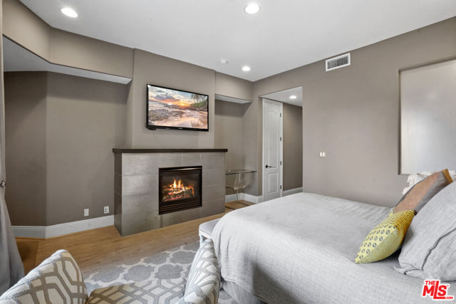 16123 W Sunset Boulevard, Pacific Palisades CA: https://media.crmls.org/mediaz/10859c30-7027-4495-958d-146c55479b0c.jpg