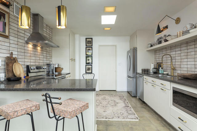 1055 E Granvia Valmonte, Palm Springs CA: https://media.crmls.org/mediaz/10867135-e499-48af-8828-7b7f36547e3e.jpg