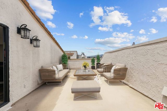 5310 Zelzah Avenue, Encino CA: https://media.crmls.org/mediaz/1086a954-75eb-4451-a5cd-7e30ccf00497.jpg