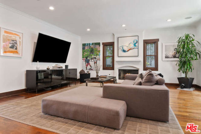 14318 Valley Vista Boulevard, Sherman Oaks CA: https://media.crmls.org/mediaz/10873e7c-4e36-4aa9-8421-c04f0b7310c2.jpg