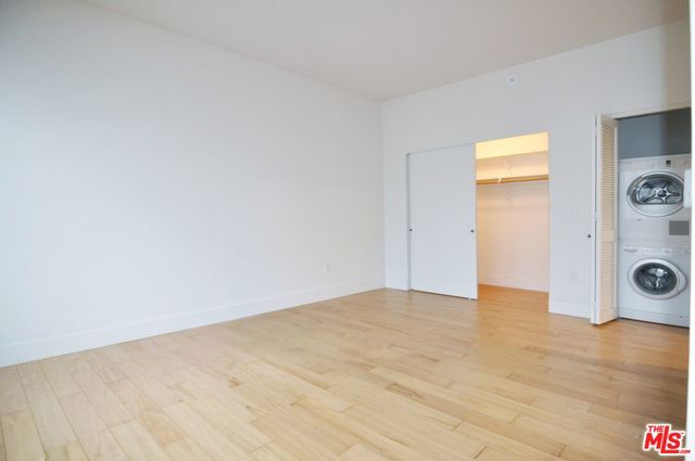 460 S Spring Street, Los Angeles CA: https://media.crmls.org/mediaz/10874622-4ca1-4741-88e2-55ec93234fe9.jpg