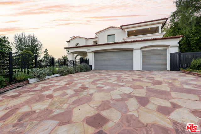 23458 W Moon Shadows Drive, Malibu CA: https://media.crmls.org/mediaz/1087a0ae-bfc4-4ee8-97bf-901aa8eb7296.jpg
