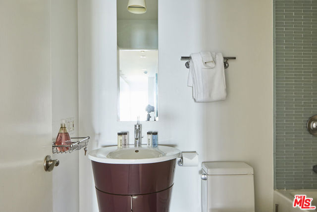 5515 Pacific Avenue, Marina del Rey CA: https://media.crmls.org/mediaz/1087e23b-b9b9-4019-8aff-0e624d1ab379.jpg