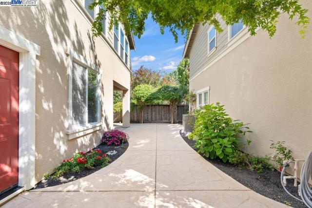 1525 Whispering Oaks Way, Pleasanton CA: https://media.crmls.org/mediaz/10885c55-abdb-4c1f-8fc7-2953bfeeb588.jpg