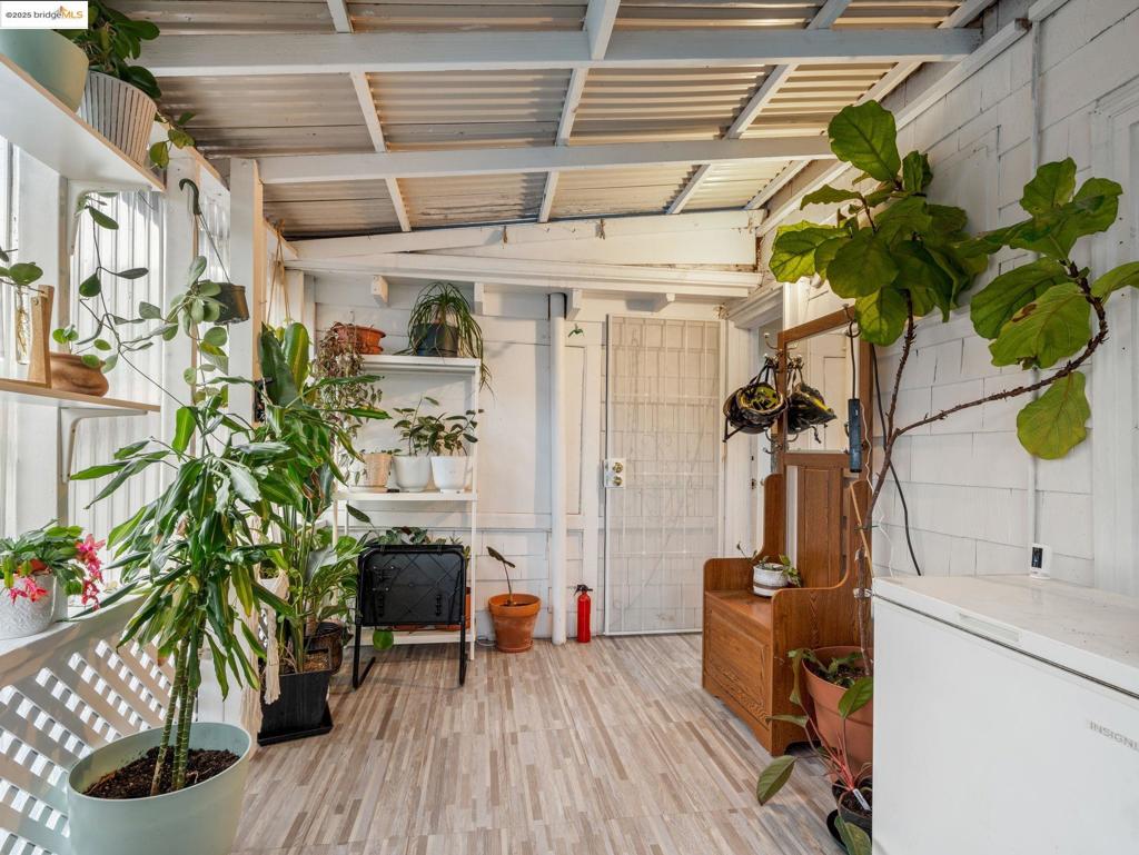 https://media.crmls.org/mediaz/10888b4c-3587-464d-ad99-611b8383a4c0.jpg?preset=X-Large