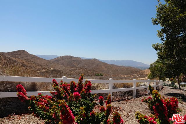 15775 Laurel Branch Ct, Riverside CA: https://media.crmls.org/mediaz/1089d95a-36e3-48a7-94a6-761900ec42c4.jpg