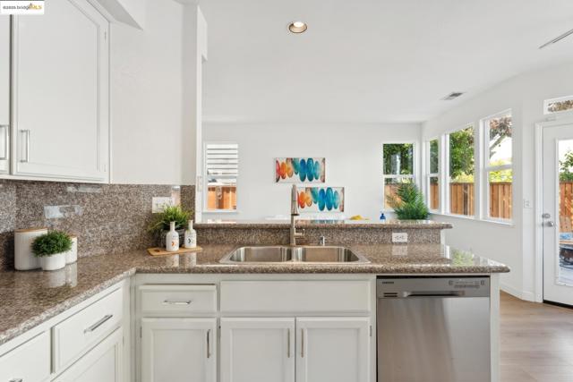 102 Waterview Dr, Richmond CA: https://media.crmls.org/mediaz/108ace2b-2fb1-484f-adec-e46c2131adfb.jpg