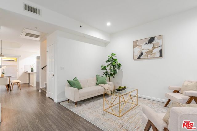 5521 Kester Avenue, Sherman Oaks CA: https://media.crmls.org/mediaz/108b478c-a375-490f-8dc5-0027a05d855e.jpg