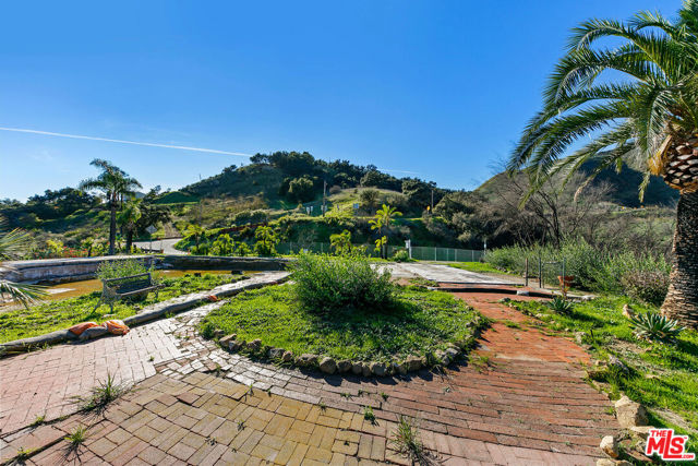2700 Hume Road, Malibu CA: https://media.crmls.org/mediaz/108c297e-540a-4c59-9bb4-3cc7f9816829.jpg