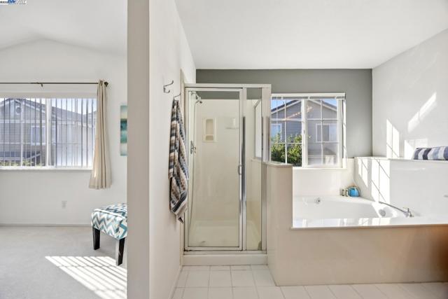 15 Mcdonnel Rd, Alameda CA: https://media.crmls.org/mediaz/108c468e-cfce-4603-ac72-33a0c6501dc8.jpg