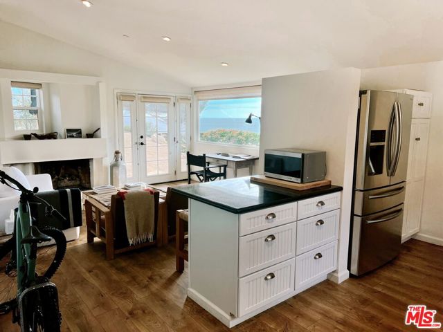 27500 Pacific Coast Highway, Malibu CA: https://media.crmls.org/mediaz/108cfeea-e06a-42fa-924a-b354beb4253b.jpg