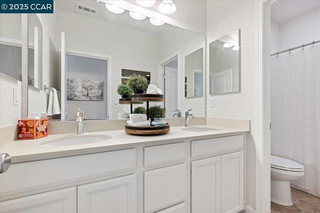2097 Salice Way, Brentwood CA: https://media.crmls.org/mediaz/108d6e20-6e86-4b7d-b4a4-6688b6e56aee.jpg