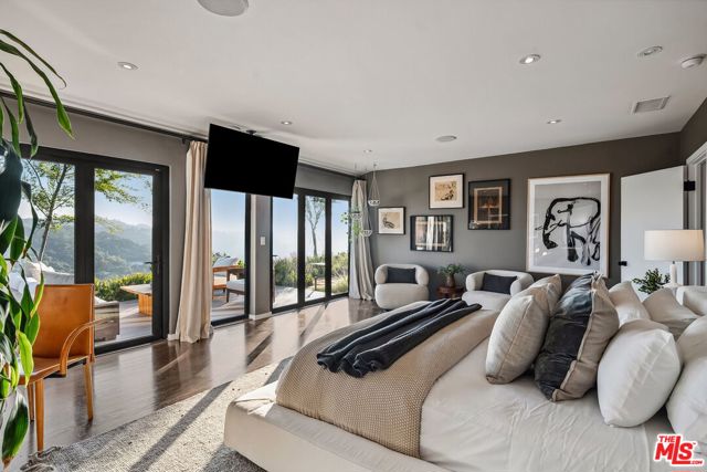 7840 Torreyson Drive, Los Angeles CA: https://media.crmls.org/mediaz/108d936f-da95-4130-b142-41c442c1d4a9.jpg