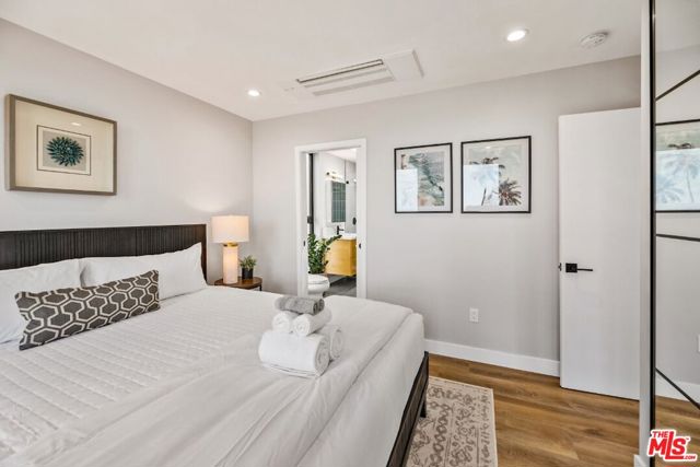 5830 Desert View Drive, La Jolla CA: https://media.crmls.org/mediaz/108db4d4-2d6d-41c2-8071-a963f4cb4e19.jpg