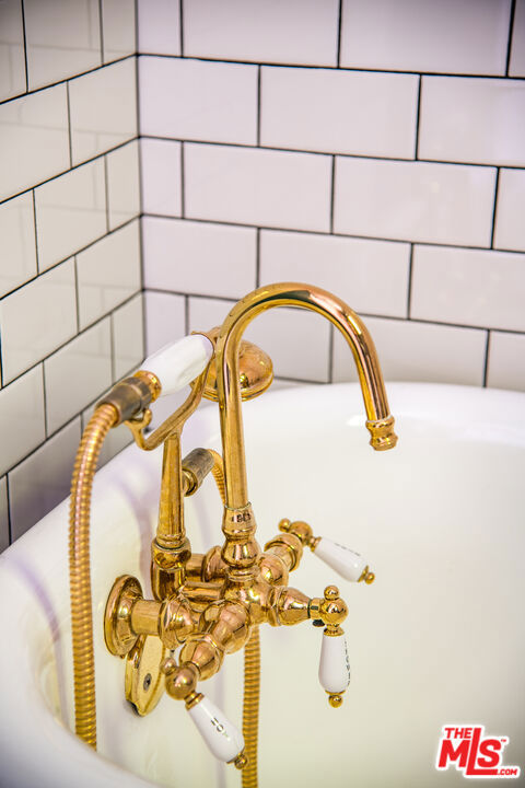 https://media.crmls.org/mediaz/108ed622-1487-4a6a-a05d-d992891b666c.jpg?preset=X-Large