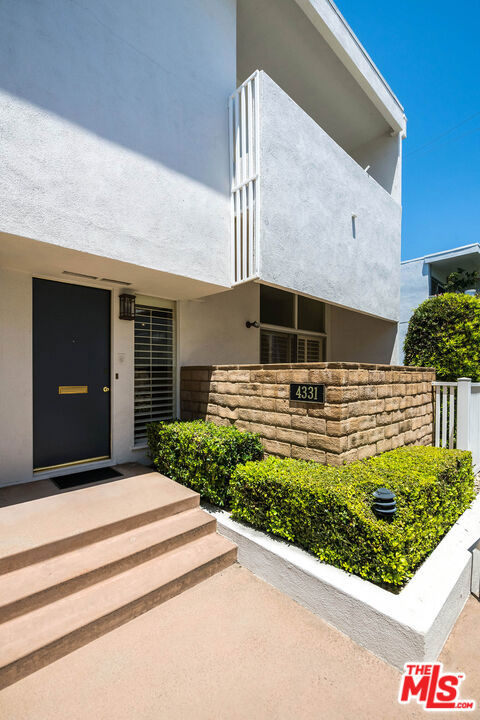 4331 W Sarah Street, Burbank CA: https://media.crmls.org/mediaz/108ed835-4613-47eb-80c0-38da2892d4b2.jpg
