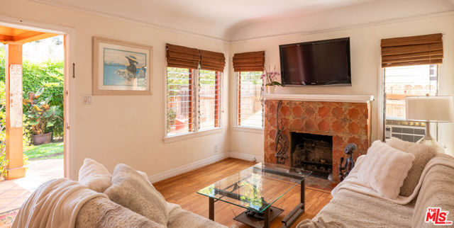 8921 Rosewood Avenue photo 4