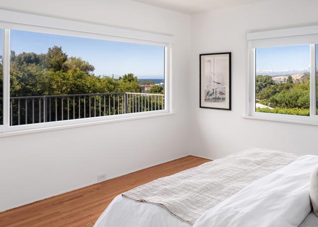 7850 Roseland Dr, La Jolla CA: https://media.crmls.org/mediaz/10901f3c-2690-49b6-9dee-ffcf08100bc1.jpg