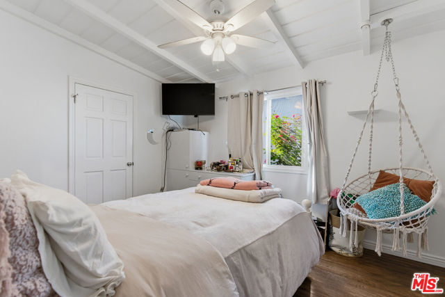 611 N Buena Vista Street, Burbank CA: https://media.crmls.org/mediaz/10905f43-9a0d-449d-ac67-647a4d808cb3.jpg