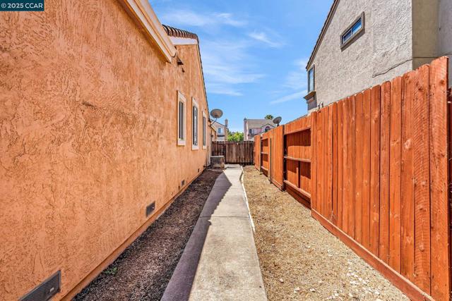 800 Gazebo Ct, Suisun City CA: https://media.crmls.org/mediaz/10906f1a-4a08-4e0b-b392-7a815ae69e6b.jpg