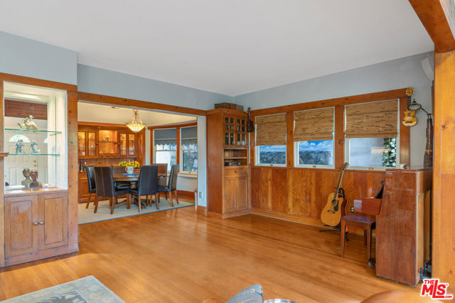 41 Vicente Terrace, Santa Monica CA: https://media.crmls.org/mediaz/10913533-aff2-4f88-b65b-d7d78fb04148.jpg