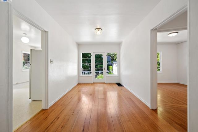 1658 Gouldin Rd, Oakland CA: https://media.crmls.org/mediaz/10918ae6-342c-4a0c-910e-779e599a9030.jpg