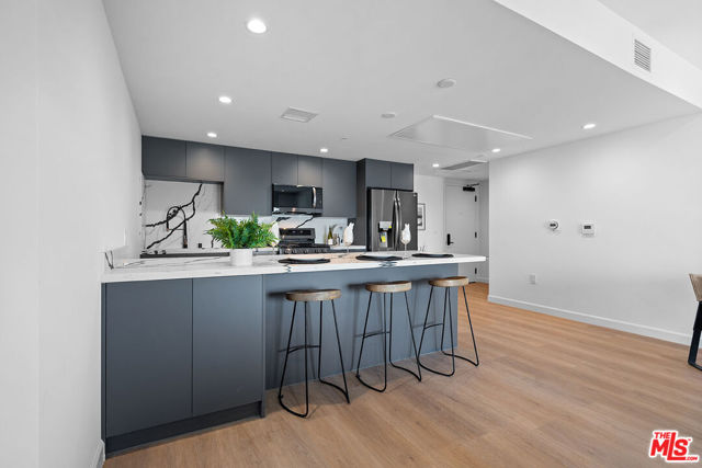 321 S Oxford Avenue, Los Angeles CA: https://media.crmls.org/mediaz/1091a7ad-1b2b-4bf2-9797-34e78e885624.jpg