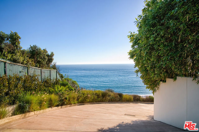 33386 Pacific Coast Highway, Malibu CA: https://media.crmls.org/mediaz/1091b5da-fece-41fb-9655-92d636b90621.jpg