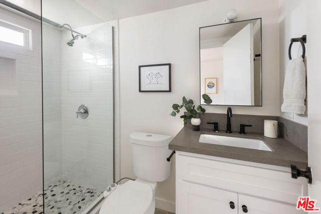 3330 Minto Court, Los Angeles CA: https://media.crmls.org/mediaz/1092897c-5b96-455a-8108-f304e7971c1d.jpg