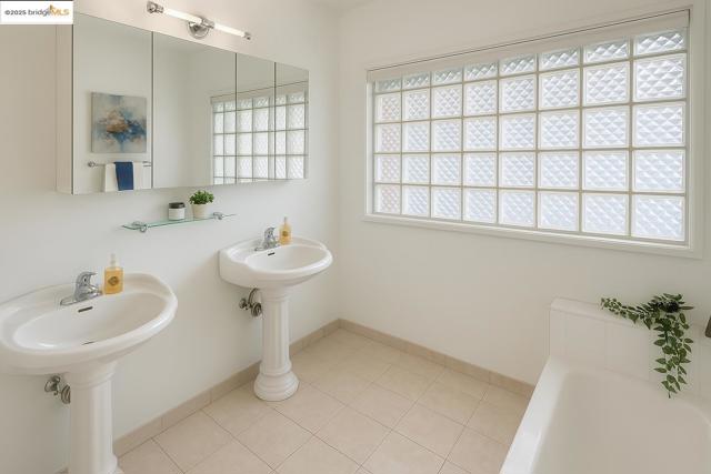 2136 Sand Point Rd, Discovery Bay CA: https://media.crmls.org/mediaz/1092a3b9-912b-4eb5-8f81-cf4323749f1a.jpg