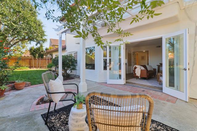 2933 Via Emerado, Carlsbad CA: https://media.crmls.org/mediaz/10930a7f-3ebf-4473-983e-0f5081e56023.jpg