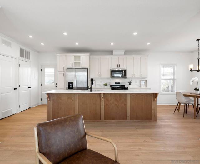 7025 San Bartolo St, Carlsbad CA: https://media.crmls.org/mediaz/1094877f-2b7a-4c25-88c8-1683b2ae1189.jpg