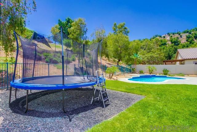3207 Meadow Side Pl, Escondido CA: https://media.crmls.org/mediaz/1094d505-6988-4ca4-8607-bb4e5d6e0844.jpg